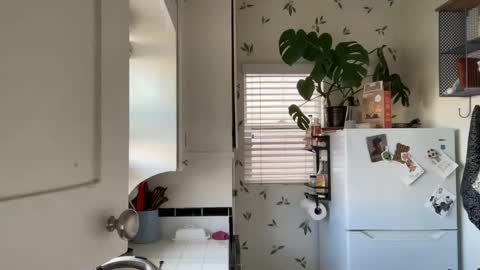 RIRI OR DREAMY online show from February 9, 5:22 pm