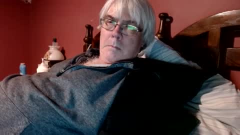 Snapshot of dug38 chatting on January 1, 12:43 am Doug online show from January 1, 12:43 am