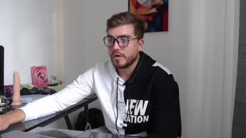 Snapshot of dylanhot10 chatting on December 9, 8:44 pm dylanhot10 online show from December 9, 8:44 pm