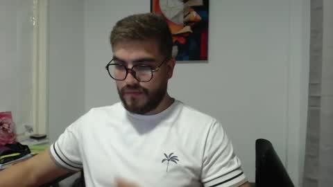 Snapshot of dylanhot10 chatting on February 19, 1:18 am dylanhot10 online show from February 19, 1:18 am