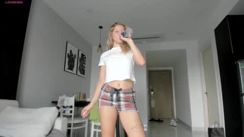 Snapshot of e___lisa chatting on January 9, 2:22 am fansly - yourbestbaby online show from January 9, 2:22 am