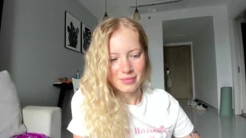 Snapshot of e___lisa chatting on February 15, 3:09 am fansly - yourbestbaby online show from February 15, 3:09 am