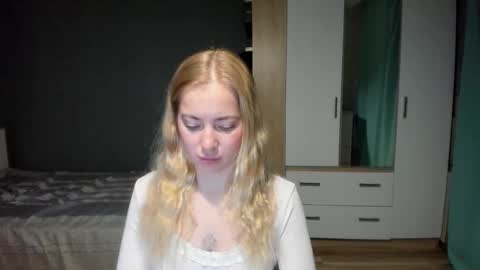 Snapshot of e___lisa chatting on December 22, 3:58 am fansly - yourbestbaby online show from December 22, 3:58 am