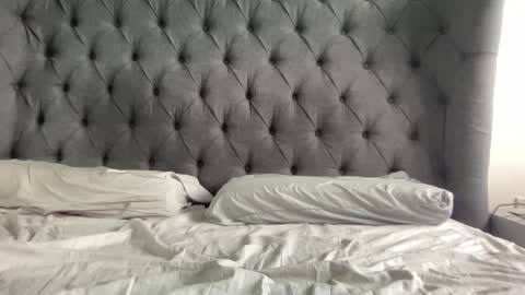 Nadia Ferreira  online show from December 3, 9:33 am