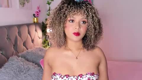 Snapshot of ebony_curly2 chatting on October 26, 12:05 am isa online show from October 26, 12:05 am