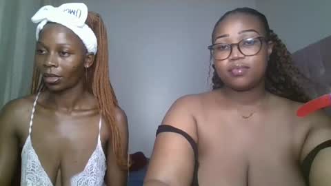 Snapshot of ebony_doll11 chatting on November 29, 9:18 pm melons online show from November 29, 9:18 pm