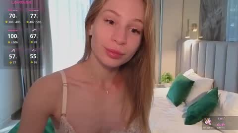 Snapshot of el1s_evans chatting on October 8, 8:01 am please read my bio there is information about private shows and about my personality online show from October 8, 8:01 am