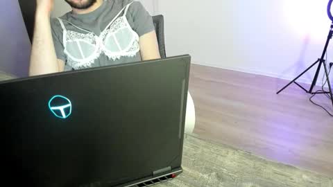 Snapshot of elf_cats chatting on December 16, 1:38 pm elf_cats online show from December 16, 1:38 pm