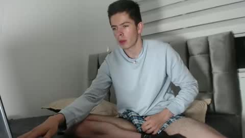 Snapshot of elian_tg chatting on December 12, 2:15 am Elian online show from December 12, 2:15 am