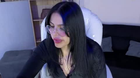 Eliie online show from November 6, 8:43 pm