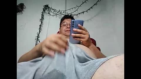 Snapshot of elimposstor chatting on December 3, 1:54 pm elimposstor online show from December 3, 1:54 pm