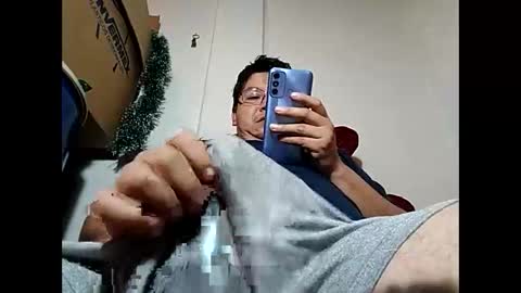 Snapshot of elimposstor chatting on January 6, 2:36 pm elimposstor online show from January 6, 2:36 pm