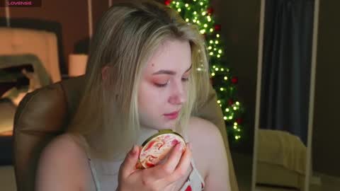 Snapshot of elina_nortas chatting on December 27, 1:11 am Elina online show from December 27, 1:11 am