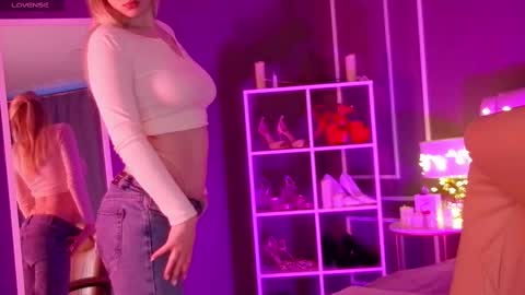 Snapshot of elina_nortas chatting on March 12, 1:14 am Elina online show from March 12, 1:14 am