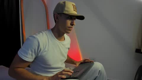 elio_dicaprio online show from November 17, 3:40 pm