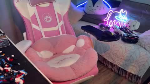 Elisa North online show from October 13, 1:44 pm