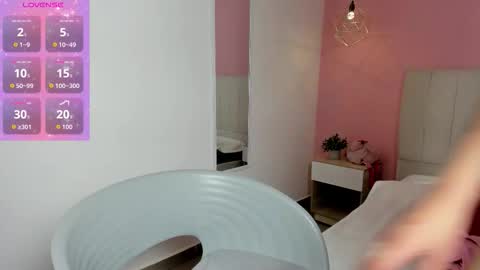 elisabethflores online show from October 25, 9:31 pm