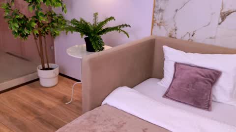 Snapshot of elizabethcash chatting on February 22, 3:47 pm Elizabeth online show from February 22, 3:47 pm