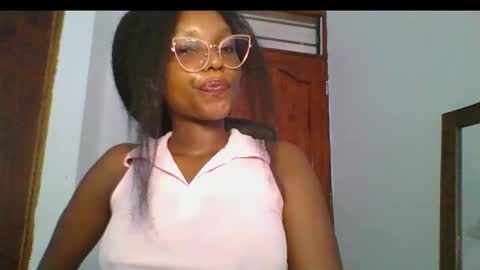 Snapshot of ella_laurel chatting on January 18, 7:28 am Ella online show from January 18, 7:28 am