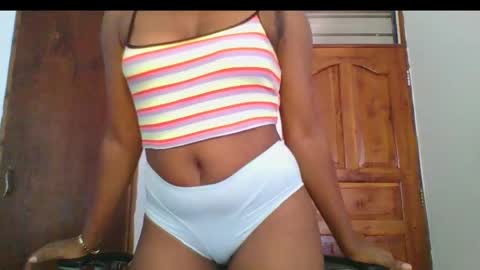 Snapshot of ella_laurel chatting on February 20, 11:09 am Ella online show from February 20, 11:09 am