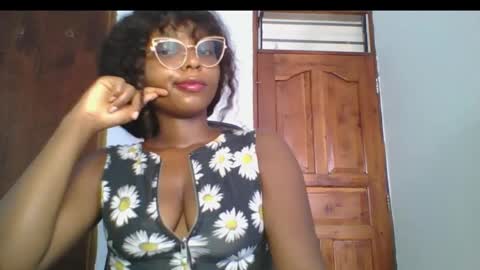 Snapshot of ella_laurel chatting on March 8, 5:49 am Ella online show from March 8, 5:49 am