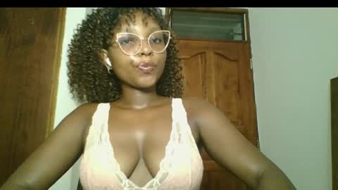 Snapshot of ella_laurel chatting on March 10, 12:07 am Ella online show from March 10, 12:07 am