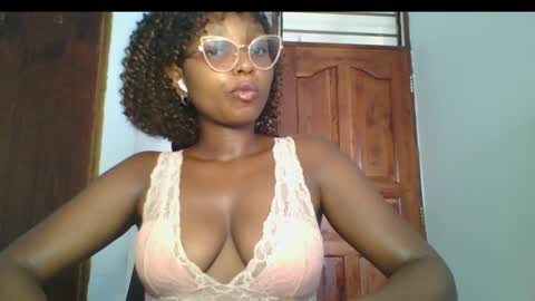 Snapshot of ella_laurel chatting on March 10, 5:11 am Ella online show from March 10, 5:11 am