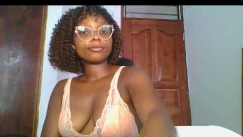 Snapshot of ella_laurel chatting on March 10, 10:48 am Ella online show from March 10, 10:48 am