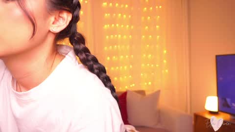 ELLA OWEN online show from January 17, 5:30 pm