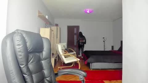 Ella online show from October 30, 6:30 pm