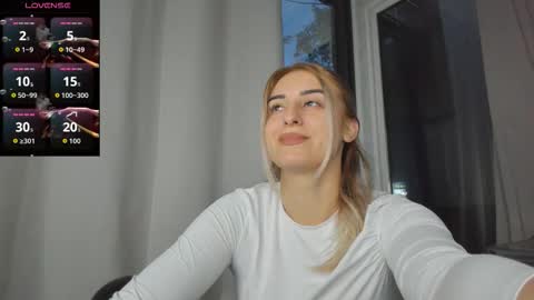 ella_vee online show from October 8, 4:21 am