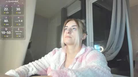 ella_vee online show from October 14, 2:45 am