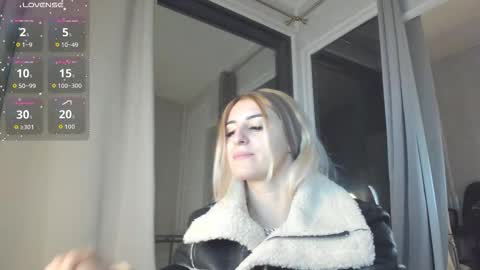 ella_vee online show from November 3, 4:03 am
