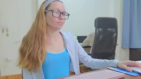 Snapshot of ellcrys chatting on October 25, 10:15 pm im Elsa lets go Subscribe to my OF and Youtube -35 online show from October 25, 10:15 pm