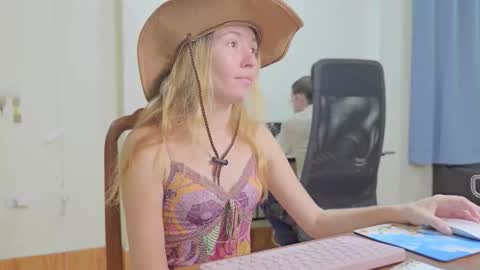 Snapshot of ellcrys chatting on October 30, 9:48 pm im Elsa lets go Subscribe to my OF and Youtube -35 online show from October 30, 9:48 pm