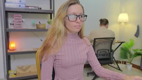 Snapshot of ellcrys chatting on November 6, 9:48 pm im Elsa lets go Subscribe to my OF and Youtube -35 online show from November 6, 9:48 pm