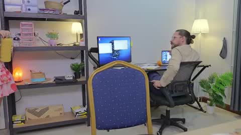 Snapshot of ellcrys chatting on November 17, 10:04 pm im Elsa lets go Subscribe to my OF and Youtube -35 online show from November 17, 10:04 pm