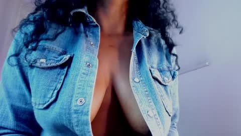 Snapshot of ellie_alves chatting on January 30, 3:29 pm Ellie online show from January 30, 3:29 pm