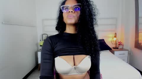 Snapshot of ellie_alves chatting on February 7, 2:58 pm Ellie online show from February 7, 2:58 pm