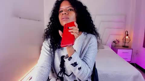 Snapshot of ellie_alves chatting on February 25, 12:13 pm Ellie online show from February 25, 12:13 pm