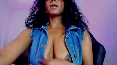 Snapshot of ellie_alves chatting on September 27, 2:33 pm Ellie online show from September 27, 2:33 pm