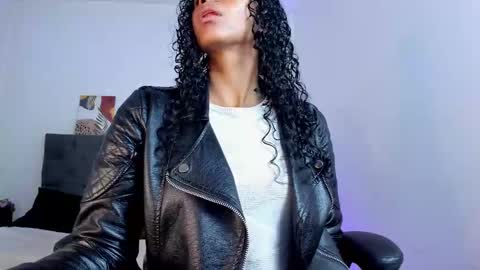 Snapshot of ellie_alves chatting on October 7, 2:14 pm Ellie online show from October 7, 2:14 pm