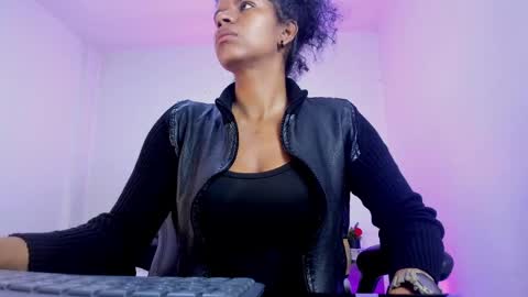 Snapshot of ellie_alves chatting on October 13, 1:55 pm Ellie online show from October 13, 1:55 pm