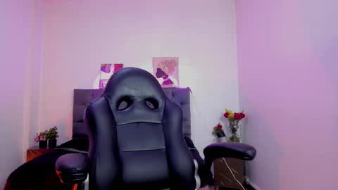 Snapshot of ellie_alves chatting on November 13, 12:48 pm Ellie online show from November 13, 12:48 pm