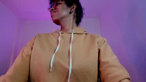 Snapshot of ellie_alves chatting on November 18, 12:53 pm Ellie online show from November 18, 12:53 pm