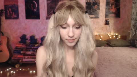 Snapshot of ellie_friendly chatting on January 15, 12:15 pm ellie_friendly online show from January 15, 12:15 pm