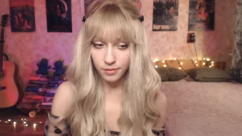Snapshot of ellie_friendly chatting on January 16, 12:09 pm ellie_friendly online show from January 16, 12:09 pm