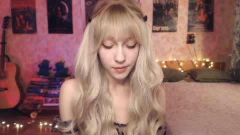 Snapshot of ellie_friendly chatting on January 17, 12:53 am ellie_friendly online show from January 17, 12:53 am