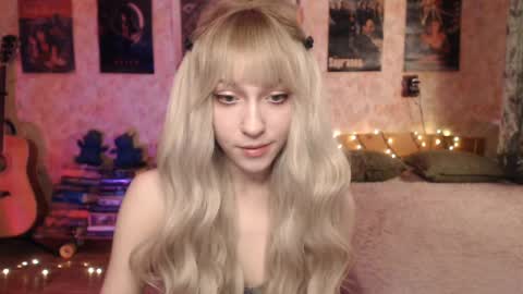 Snapshot of ellie_friendly chatting on January 20, 12:15 am ellie_friendly online show from January 20, 12:15 am