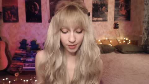 Snapshot of ellie_friendly chatting on January 22, 12:38 pm ellie_friendly online show from January 22, 12:38 pm